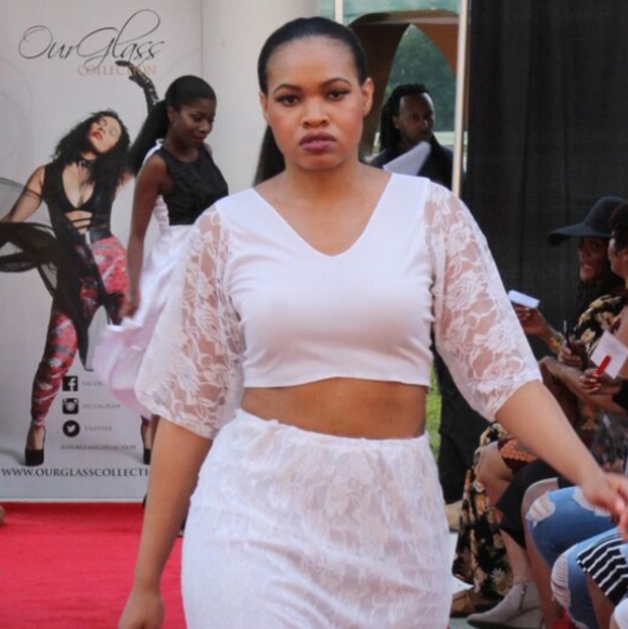 2/$10 Wide lace sleeved crop top - Picture 3 of 3